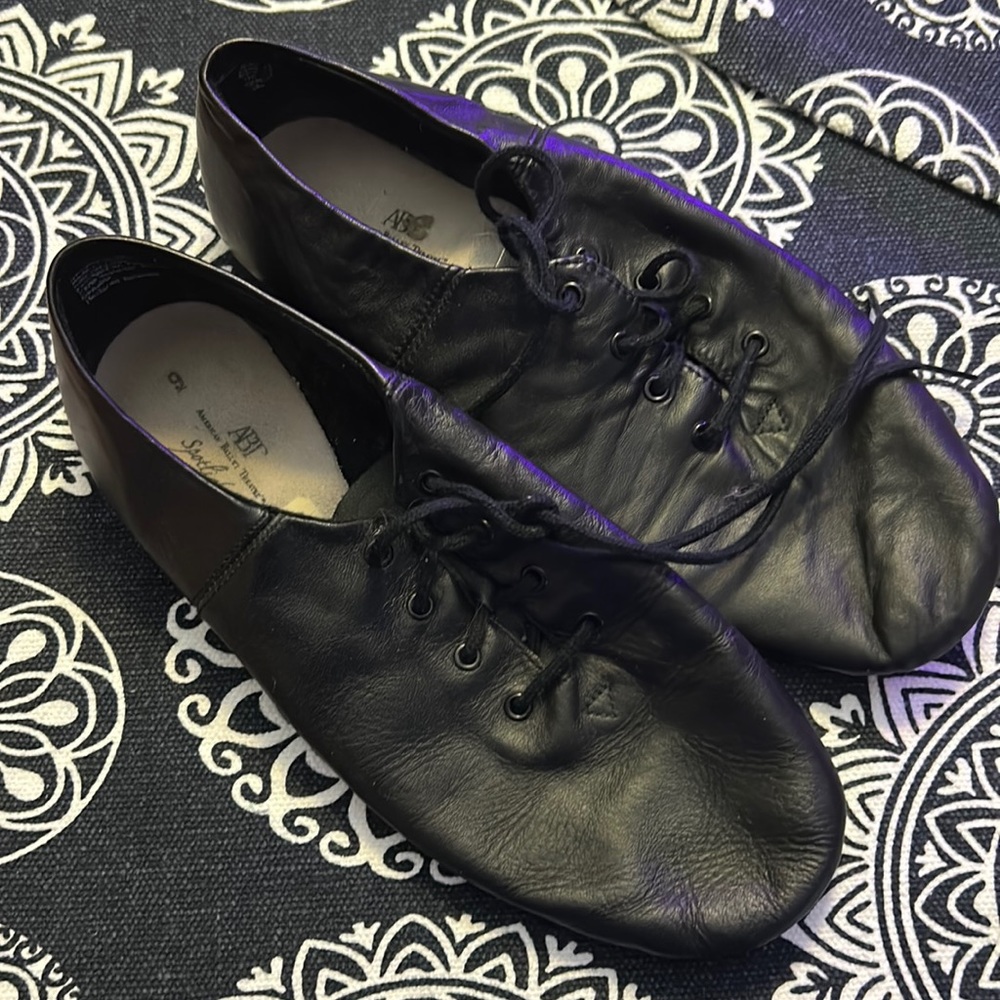 Jazz shoes, size 9